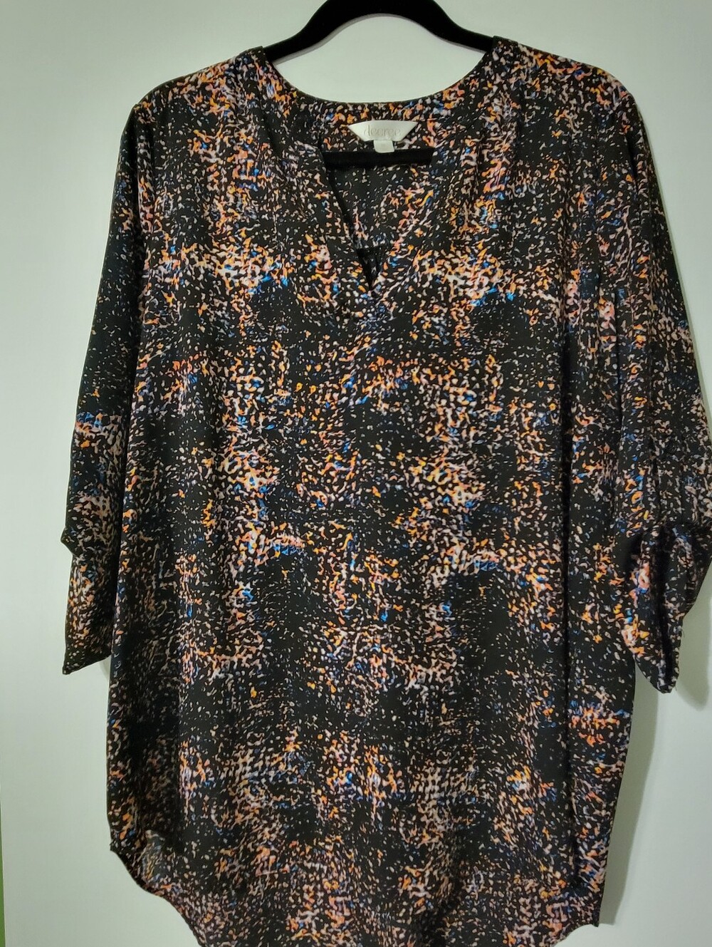 DECREE Women’s Black Abstract Print V-Neck Blouse